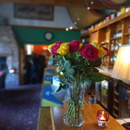 Golden Ball Hotel Elsworth エクステリア 写真