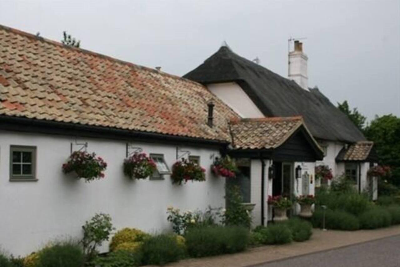 Golden Ball Hotel Elsworth エクステリア 写真