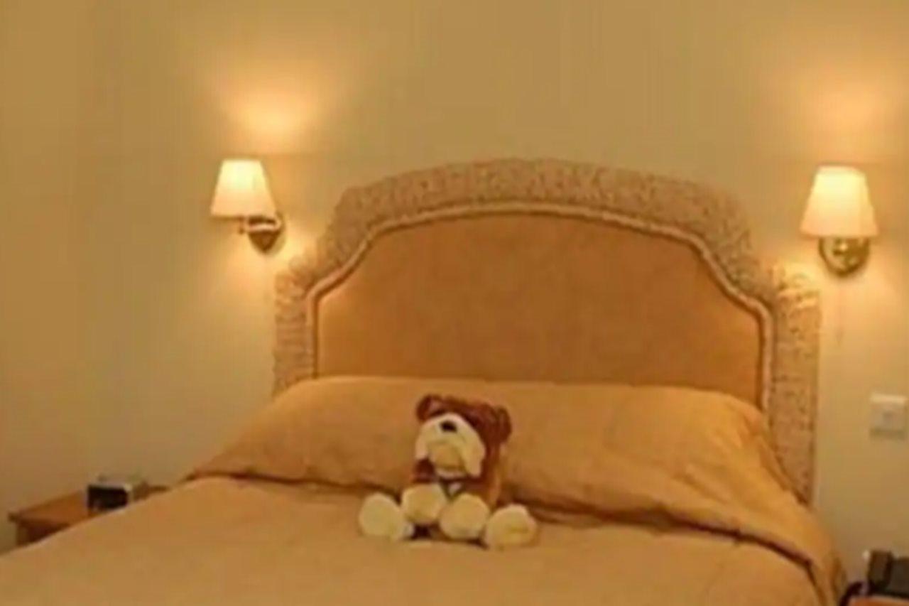Golden Ball Hotel Elsworth エクステリア 写真
