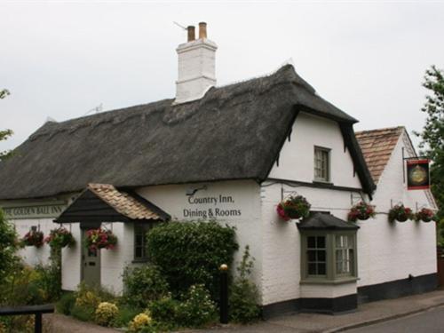 Golden Ball Hotel Elsworth エクステリア 写真