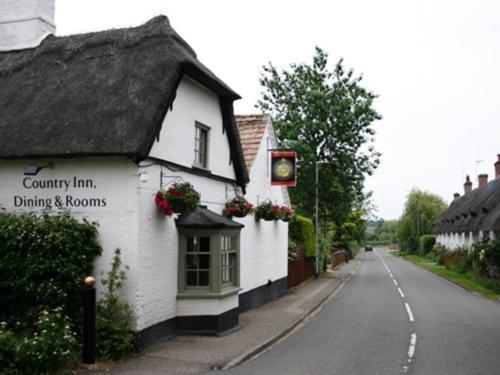 Golden Ball Hotel Elsworth エクステリア 写真