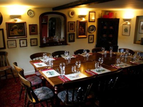 Golden Ball Hotel Elsworth エクステリア 写真