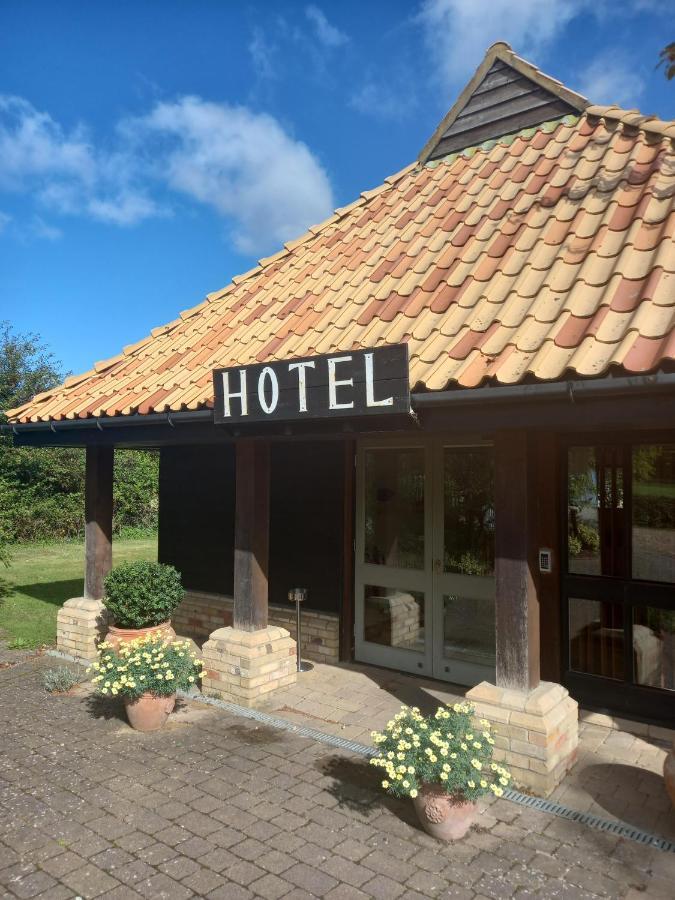 Golden Ball Hotel Elsworth エクステリア 写真