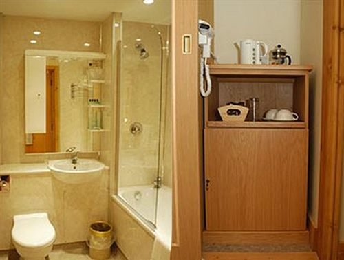 Golden Ball Hotel Elsworth エクステリア 写真