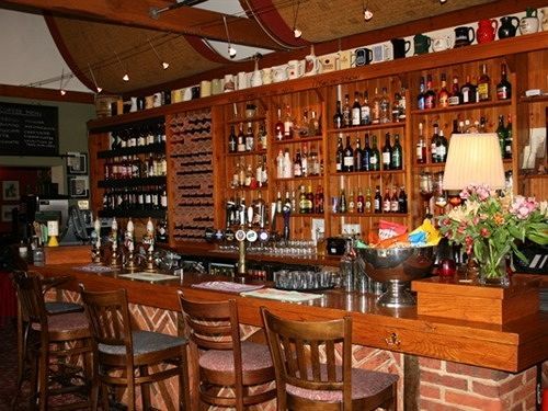 Golden Ball Hotel Elsworth エクステリア 写真