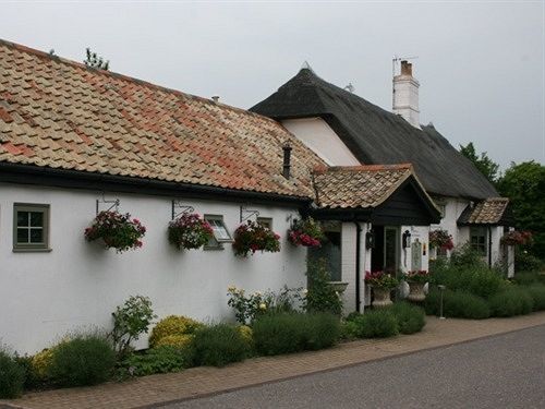 Golden Ball Hotel Elsworth エクステリア 写真