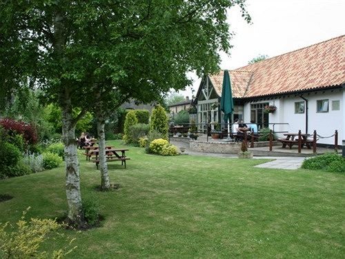 Golden Ball Hotel Elsworth エクステリア 写真